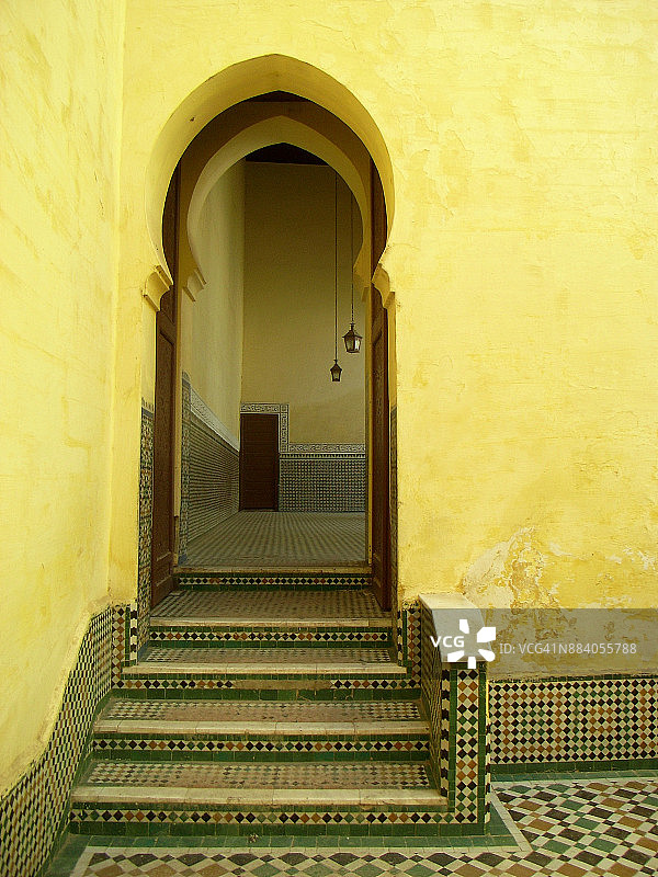 通往摩洛哥梅克内斯穆莱·伊斯梅尔陵墓庭院的门道图片素材