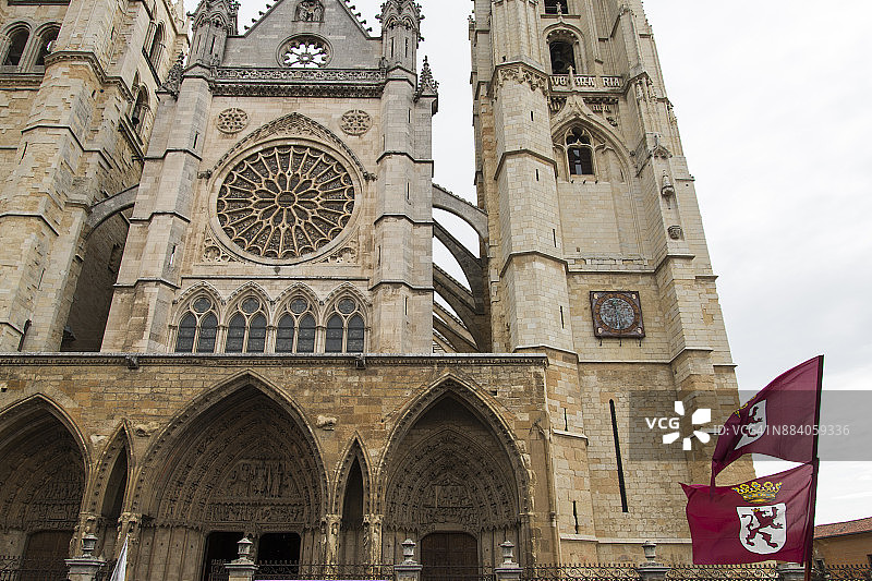 莱昂省旗帜在教堂前飘扬图片素材