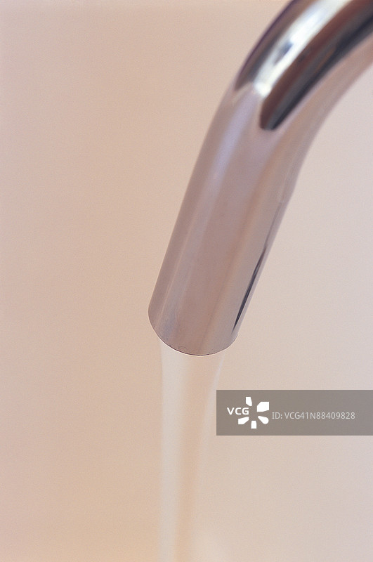 流动的水龙头图片素材