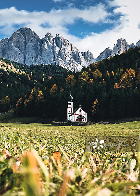 富内斯山谷的圣马达莱纳教堂图片素材