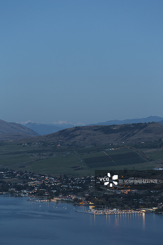 黄昏时分的奥卡纳根登陆点和弗农游艇俱乐部，加拿大不列颠哥伦比亚省北部奥卡纳根谷图片素材