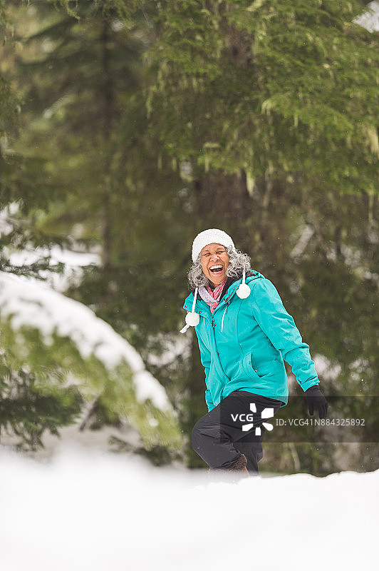 雪鞋徒步探险之旅图片素材