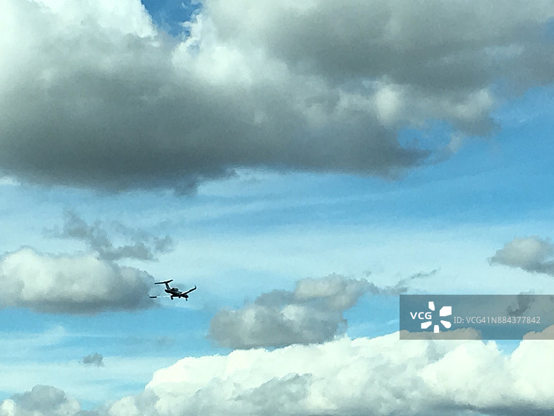 飞机飞过山谷上空的云层图片素材