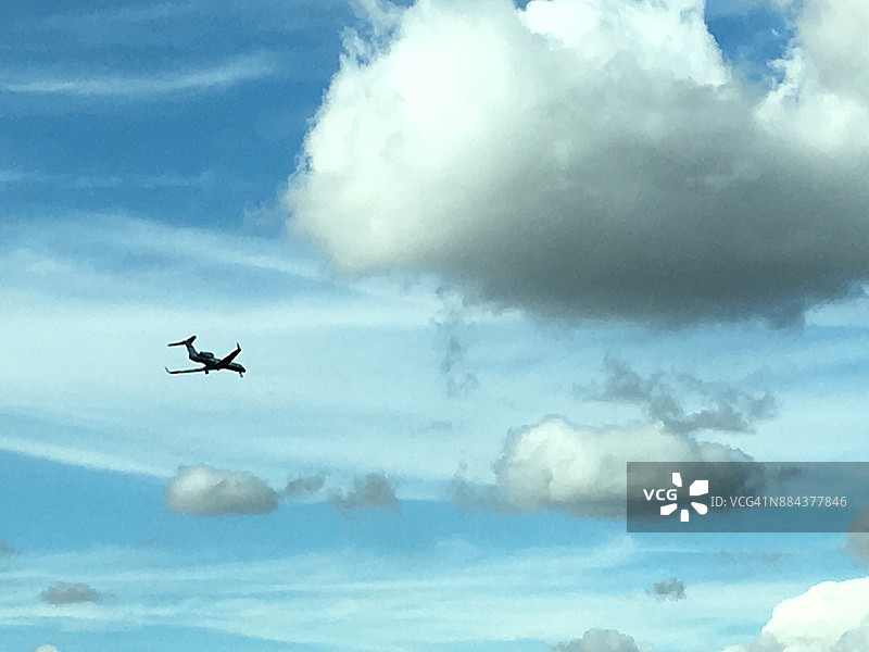 飞机飞过山谷上空的云层图片素材