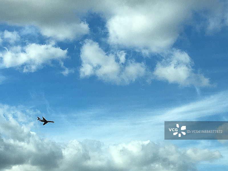 飞机飞过山谷上空的云层图片素材