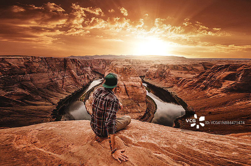 马蹄弯上的男人图片素材