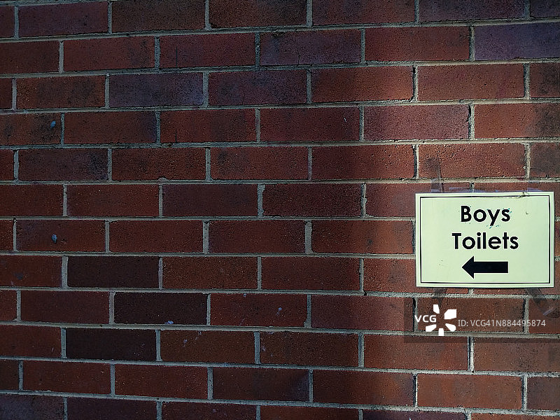 运动场地的男卫生间标志图片素材