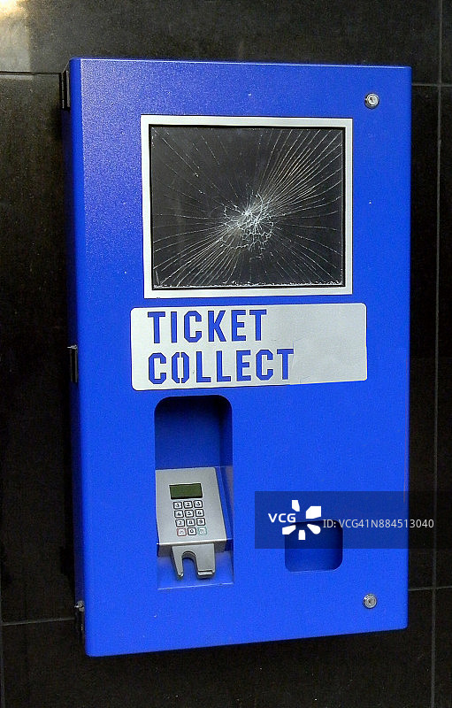损坏的电影票自动售票机图片素材