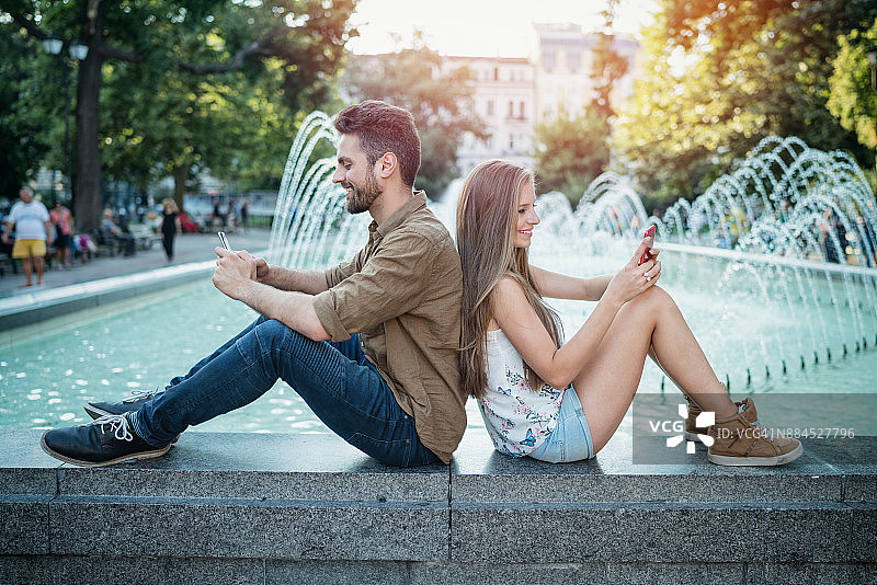 情侣在手机上发短信图片素材