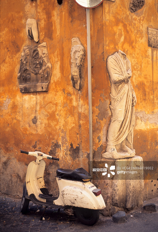 停在意大利拉齐奥罗马安东尼奥·卡诺瓦故居前的Vespa图片素材