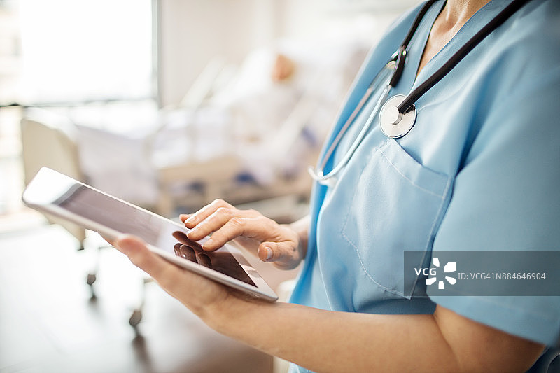 护士在医院使用平板电脑腰部特写图片素材