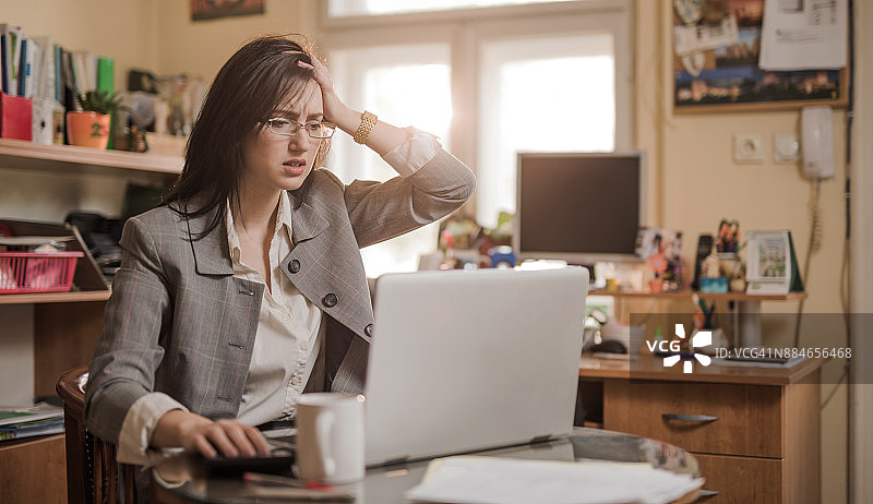年轻女人面临财务问题图片素材