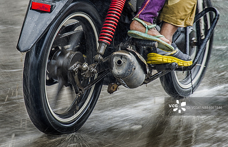 雨中骑行图片素材