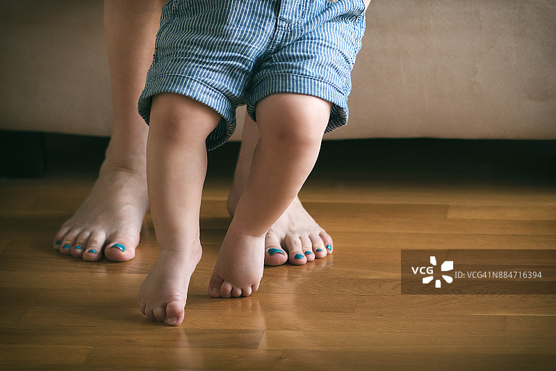 宝宝迈出第一步图片素材