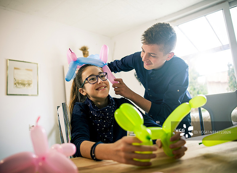 拿着气球的快乐儿童图片素材
