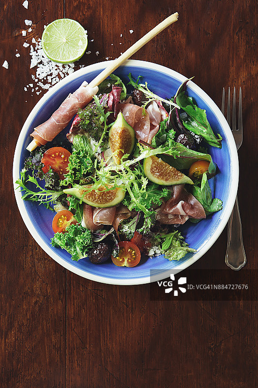 番茄卡拉马塔橄榄火腿无花果混合沙拉图片素材