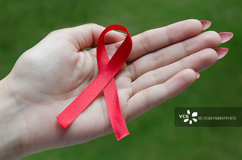 手持艾滋病防治宣传丝带图片素材