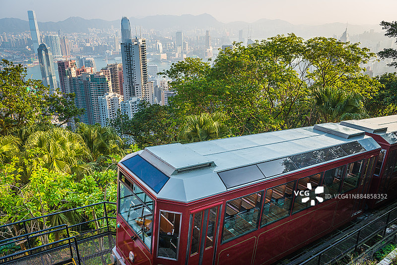 香港太平山顶缆车，远眺海港摩天大楼图片素材