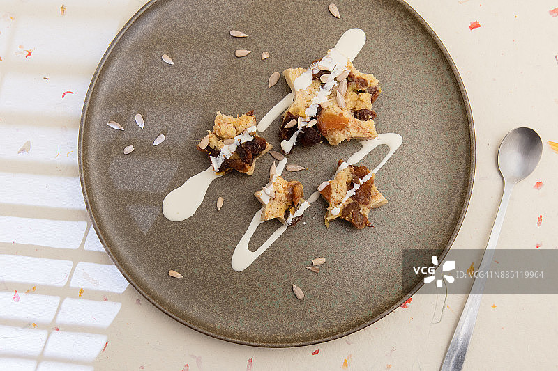 杏仁葡萄干面包布丁图片素材