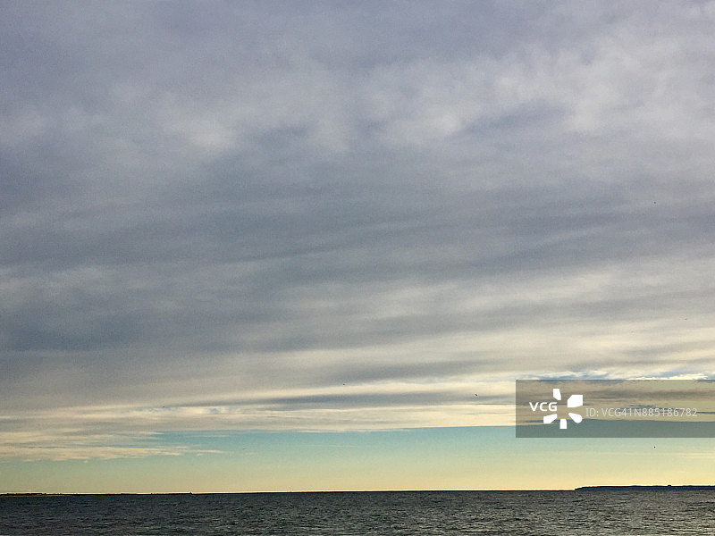 水面上空广阔的天空和云彩图片素材