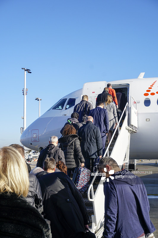 正在登上飞机的乘客图片素材
