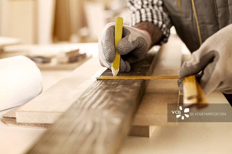 木匠进行精准测量图片素材