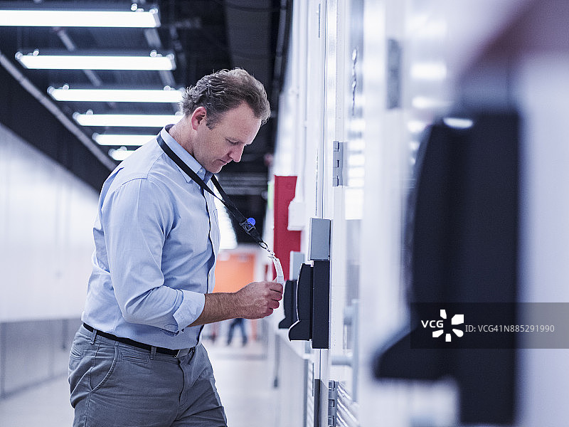 男人使用保安卡进入数据中心房间图片素材