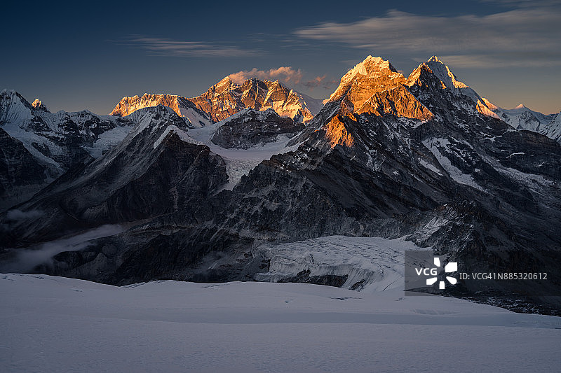 从尼泊尔梅拉峰高营地看到的珠穆朗玛峰日落景色图片素材