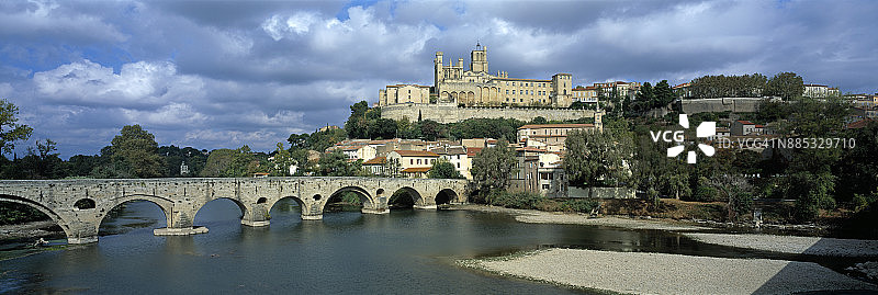 贝济耶旧桥和贝济耶大教堂图片素材