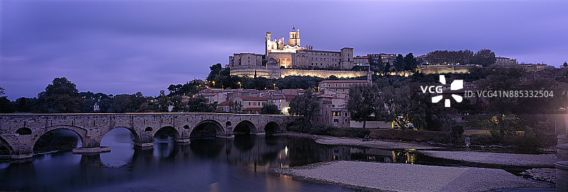 黄昏时的旧桥和贝济耶大教堂图片素材