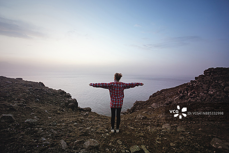 独自在冰岛的路上欣赏自然风光的女孩图片素材