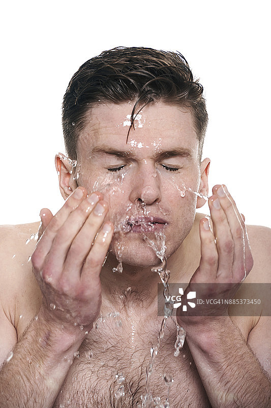 男人往脸上泼水，闭着眼睛图片素材