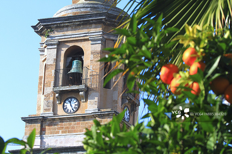 西班牙安达卢西亚阿尔赫西拉斯阿尔塔广场的棕榈圣母教堂图片素材