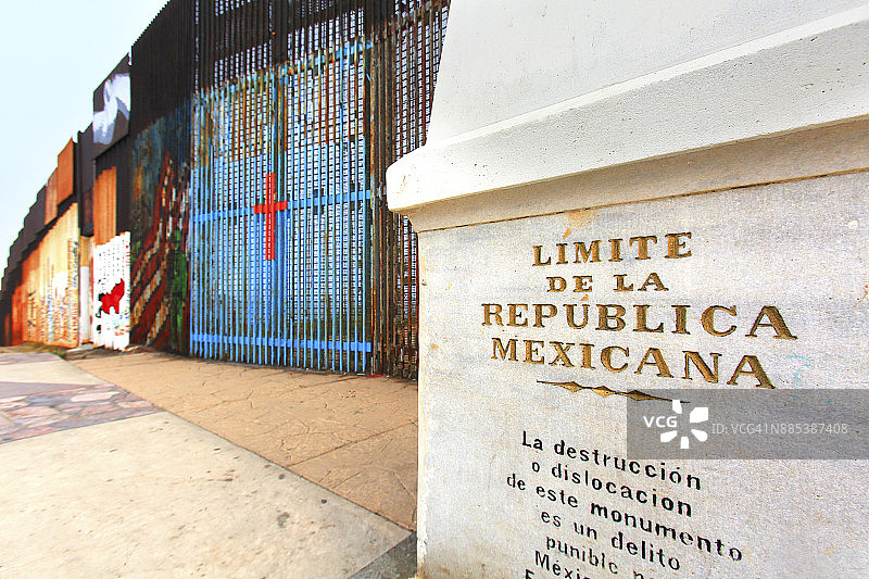 墨西哥蒂华纳海滩上，蒂华纳和圣地亚哥之间的墙图片素材
