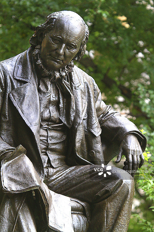 美国纽约曼哈顿市政厅公园的贺拉斯·格里利雕像图片素材