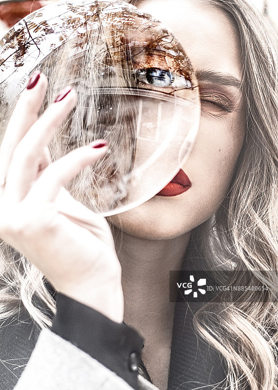 女孩拿着放大镜靠近眼睛图片素材