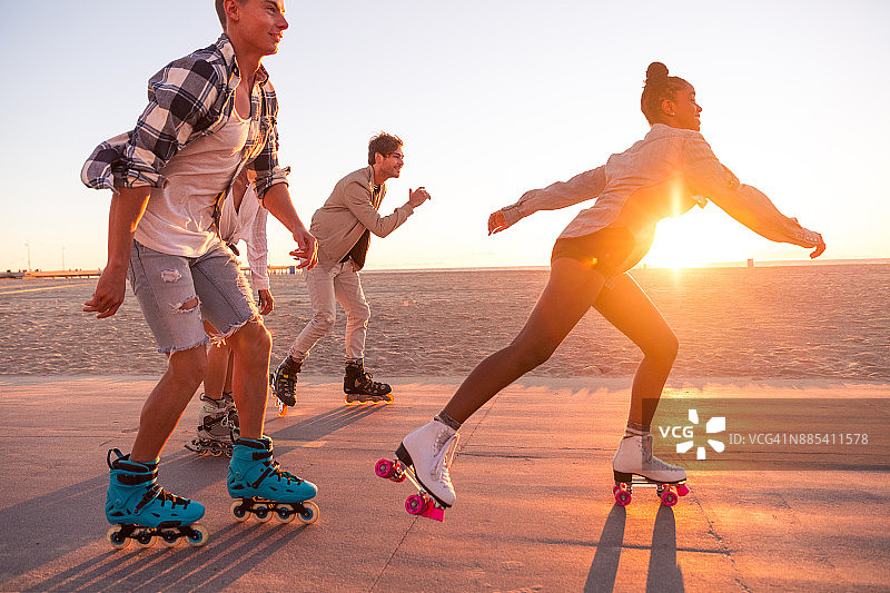 在洛杉矶圣莫尼卡海滨大道上玩耍的朋友们图片素材