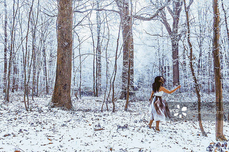 在冬季仙境森林里的女人图片素材