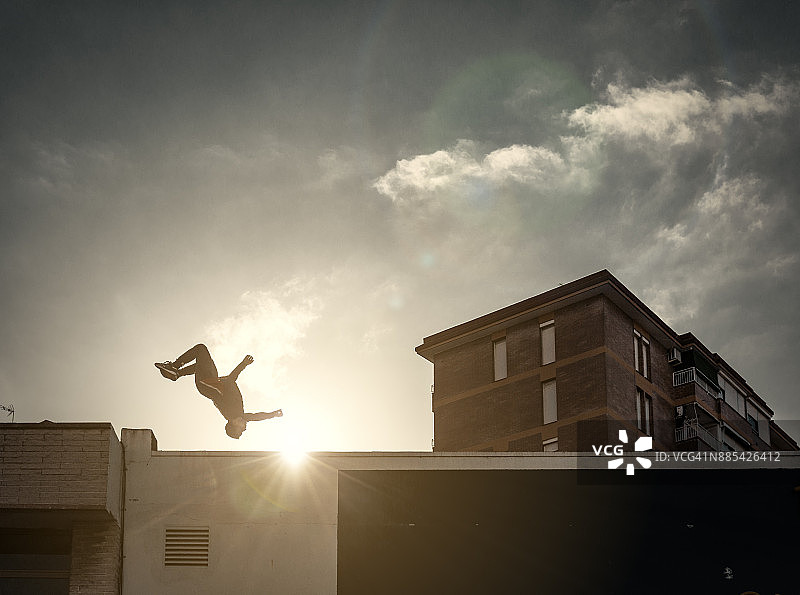 男人在城市里练习跑酷图片素材