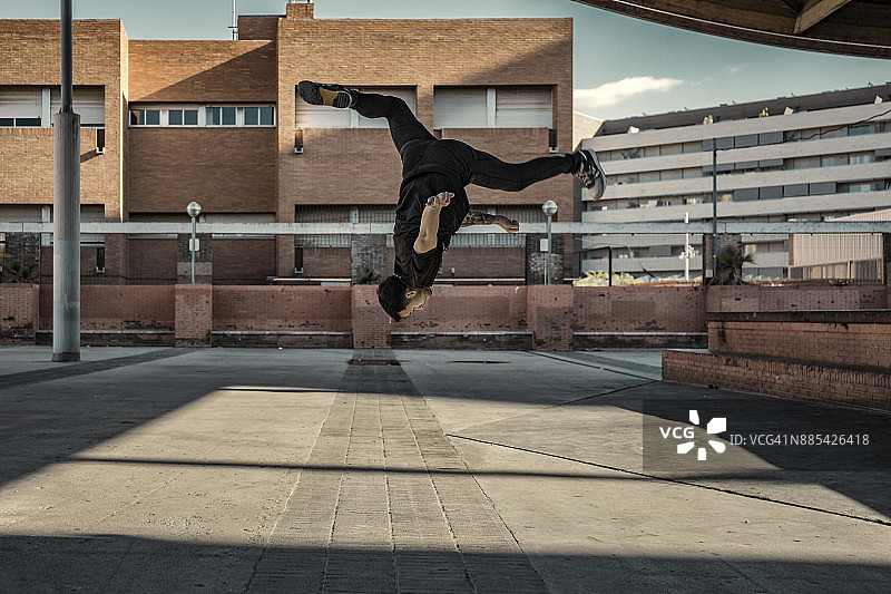 男人在城市里练习跑酷图片素材