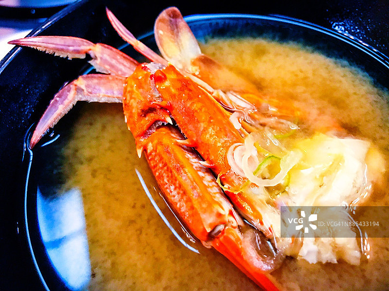 味噌汤里的螃蟹图片素材