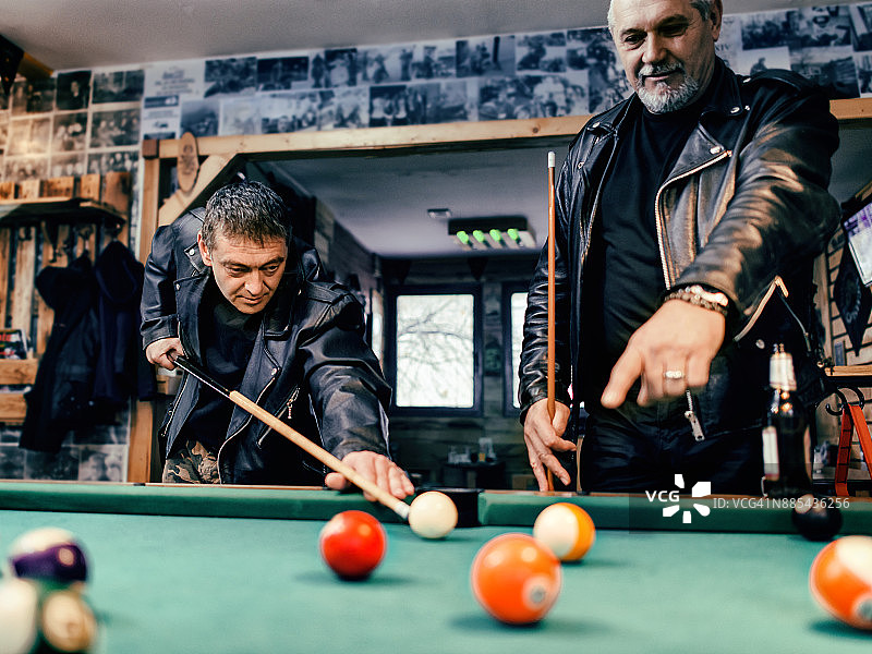 男人们在酒吧里打台球图片素材