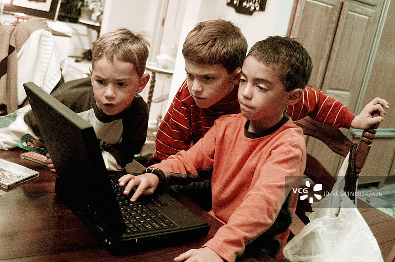 使用笔记本电脑的男孩图片素材