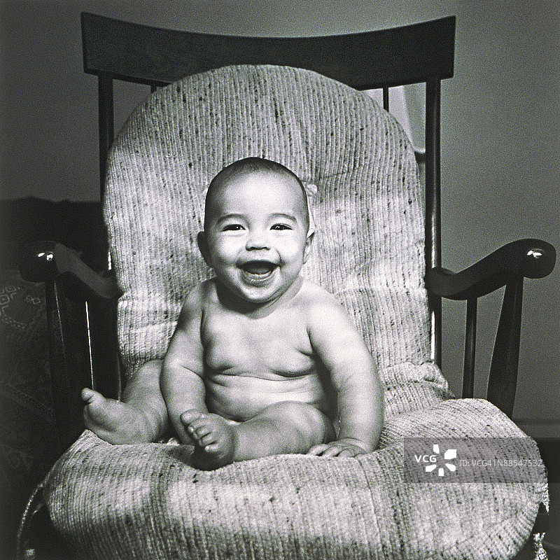 坐在摇椅上的宝宝图片素材
