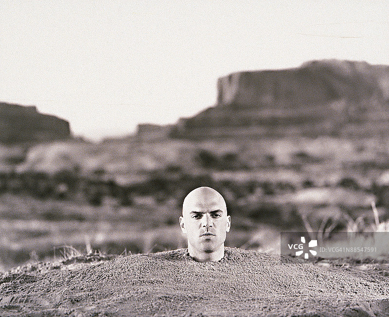 亚利桑那州，男人被埋在沙漠里图片素材