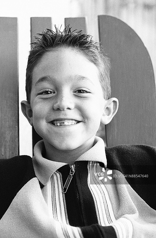 炫耀缺牙的男孩图片素材