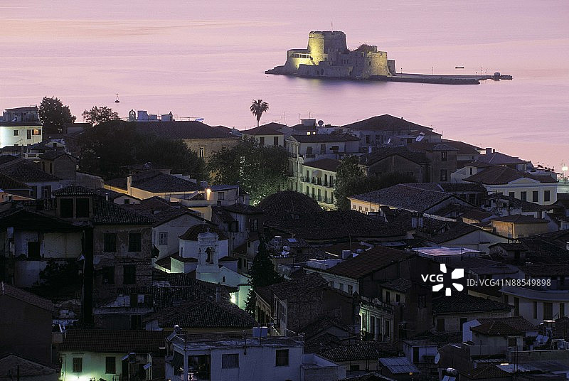 黄昏时分的纳夫普利翁，希腊伯罗奔尼撒半岛图片素材