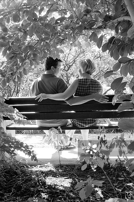 情侣坐在长凳上图片素材