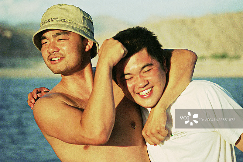 在湖边玩耍的兄弟图片素材