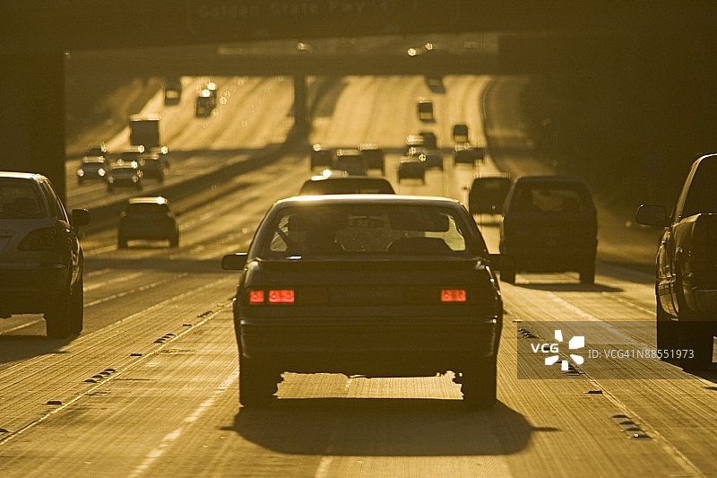 高速公路上的汽车图片素材